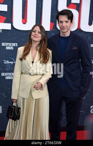 Alice Dwyer mit Ehemann Sabin Tambrea - Weltpremiere von DEUTSCHES HAUS - Original Serie für Disney im Zoo Palast in Berlin am 08.11.2023 *** Alice Dwyer mit Ehemann Sabin Tambrea Weltpremiere DEUTSCHES HAUS Originalserie für Disney im Zoo Palast in Berlin am 08 11 2023 Credit: Imago/Alamy Live News Stockfoto