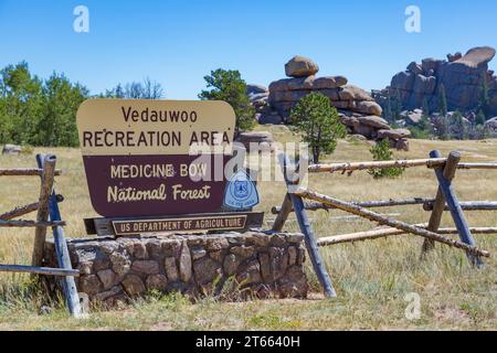 Schild in der Nähe des Eingangs zum Vedauwoo Recreation Area of Medicine Bow National Forest in Wyoming Stockfoto