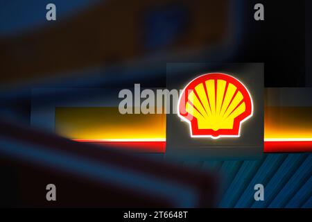 Logo der Firma Shell das Logo der Erdgasunternehmen Shell plc Aktiengesellschaft in der Nacht. *** Firmenlogo Shell das Logo des Erdgasunternehmens Shell plc Aktiengesellschaft bei Nacht Credit: Imago/Alamy Live News Stockfoto