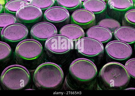 Haufen Bierflaschen Stockfoto