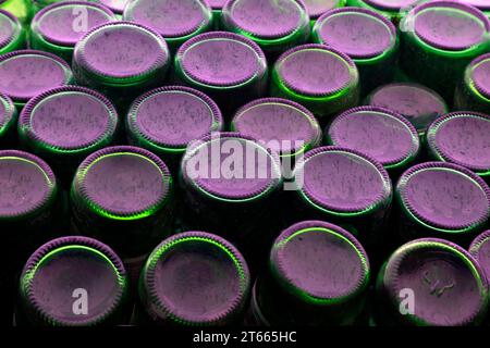 Haufen Bierflaschen Stockfoto