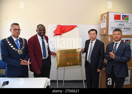 Walvis Bay, Namibia. November 2023. Wang Renyuan (2. R), Leiter der Gesundheitskommission der chinesischen Provinz Zhejiang, und Namibias Chief Medical Officer des Gesundheitsdirektorats Erongo Leonard Kabongo (2. L) nehmen am 8. November 2023 an einer Enthüllungszeremonie des zwischen China und Namibia gekoppelten Krankenhauskooperationsmechanismus in der Hafenstadt Walvis Bay, Namibia, Teil. Die Regierungen Namibias und Chinas haben am Mittwoch den Mechanismus der Zusammenarbeit zwischen China und Namibia im Walvis Bay Hospital in Walvis Bay, etwa 395 km von Windhoek, der namibischen Hauptstadt, ins Leben gerufen. Quelle: Chen Cheng/Xinhua/Alamy Live News Stockfoto