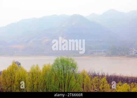 Natürliche Landschaft am Ufer des Gelben Flusses Stockfoto