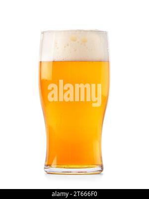 Ein Glas helles Bier mit wunderschönem Schaum auf weißem Hintergrund, Bier in einem Glasbecher. Stockfoto