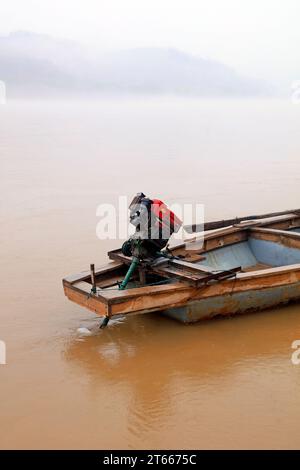 Dieselbetriebene Fähre am Ufer des Gelben Flusses Stockfoto