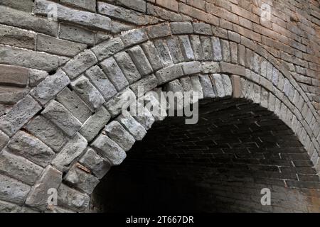 Coupon Für Broken Green Brick Arch Stockfoto