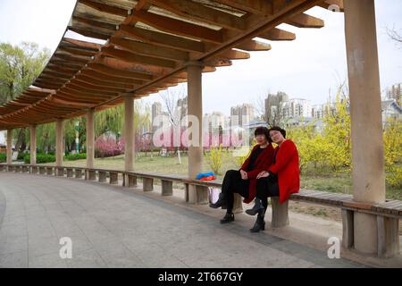 Luannan County, China - 8. April 2017: Zwei Damen machen einen Frühlingsausflug im Park, Luannan County, Provinz Hebei, China. Stockfoto