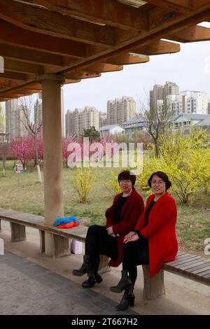 Luannan County, China - 8. April 2017: Zwei Damen machen einen Frühlingsausflug im Park, Luannan County, Provinz Hebei, China. Stockfoto