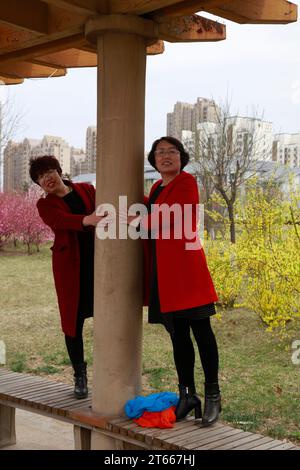 Luannan County, China - 8. April 2017: Zwei Damen machen einen Frühlingsausflug im Park, Luannan County, Provinz Hebei, China. Stockfoto