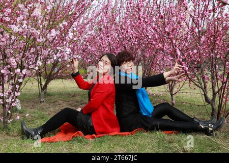 Luannan County, China - 8. April 2017: Lady macht einen Frühlingsausflug im Park, Luannan County, Provinz Hebei, China. Stockfoto