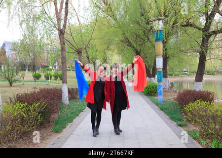 Luannan County, China - 8. April 2017: Zwei Damen machen einen Frühlingsausflug im Park, Luannan County, Provinz Hebei, China. Stockfoto