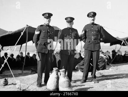 Drei britische Konstabler als Gäste beim Stammesessen im Kavallerie-Posten 20 Meilen nördlich von Beersheba, Tel-el-Meleiha, Mandatory Palestine, G. Eric und Edith Matson Photography Collection, 18. Januar 1940 Stockfoto