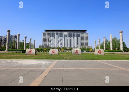 Luannan - 26. April 2017: Citizen Plaza and Buildings, Luannan County, Provinz Hebei, China Stockfoto