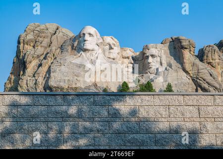 Granitbüsten von George Washington, Thomas Jefferson, Theodore Teddy Roosevelt und Abraham Lincoln über der Grand View Terrace, Mt. Rushmore Stockfoto