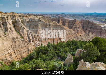 Durch Erosion werden farbenfrohe Schichten von Sedimentgestein im Badlands-Nationalpark in South Dakota, USA, freigelegt Stockfoto