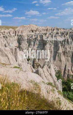 Durch Erosion werden Sedimentgesteinsschichten im Badlands-Nationalpark in South Dakota, USA, freigelegt Stockfoto