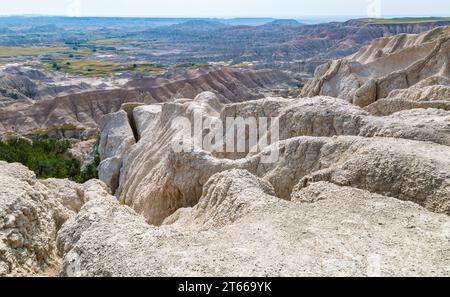 Durch Erosion werden farbenfrohe Schichten von Sedimentgestein im Badlands-Nationalpark in South Dakota, USA, freigelegt Stockfoto