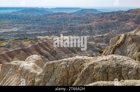 Durch Erosion werden farbenfrohe Schichten von Sedimentgestein im Badlands-Nationalpark in South Dakota, USA, freigelegt Stockfoto