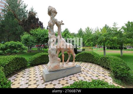 Shijiazhuang City, China - 29. Juli 2017: Giraffen-Skulptur im Park, Shijiazhuang City, Provinz Hebei, China Stockfoto