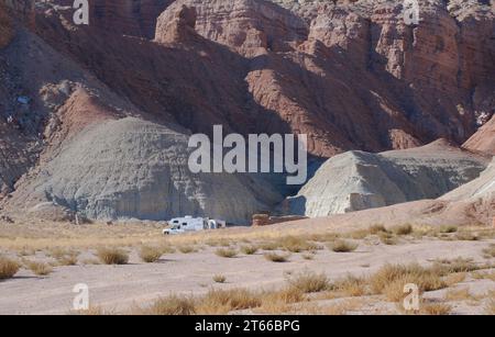 Wohnmobile entspannen sich auf einem abgeschiedenen Campingplatz auf BLM Land in der Nähe des Goblin Valley State Park in Utah Stockfoto