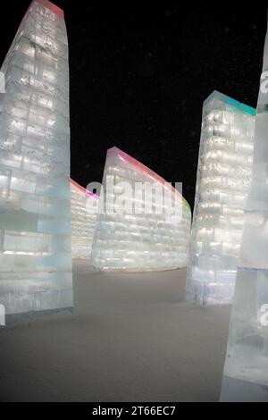 HARBIN, CHINA - 1. Januar 2022: Vertikale Abbildung der spektakulären beleuchteten weißen Eisskulpturen beim Harbin Ice and Snow Festival in Harbin, Hei Stockfoto