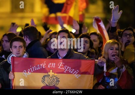 Madrid, Spanien. November 2023. Demonstranten schreien während einer Demonstration in der Nähe des PSOE-Hauptquartiers der sozialistischen Partei in der Ferraz-Straße. Tausende von Menschen haben sich für eine weitere Nacht versammelt, um gegen die Regierung von Pedro Sanchez und die mögliche Genehmigung einer Amnestie für katalanische Separatistenführer zu protestieren, über die die Regierung verhandelt, um die Aufnahme des sozialistischen Kandidaten zu garantieren. Quelle: Marcos del Mazo/Alamy Live News Stockfoto