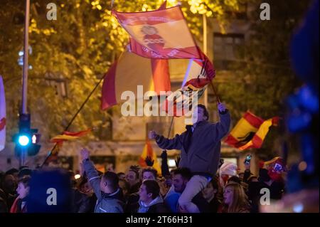 Madrid, Spanien. November 2023. Demonstranten, die während einer Demonstration in der Nähe des PSOE-Hauptquartiers der Sozialistischen Partei in der Ferraz-Straße Fahnen schwingen. Tausende von Menschen haben sich für eine weitere Nacht versammelt, um gegen die Regierung von Pedro Sanchez und die mögliche Genehmigung einer Amnestie für katalanische Separatistenführer zu protestieren, über die die Regierung verhandelt, um die Aufnahme des sozialistischen Kandidaten zu garantieren. Quelle: Marcos del Mazo/Alamy Live News Stockfoto