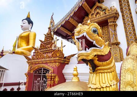 Im Norden der Altstadt, Ein renovierter thailändischer Tempel mit wunderschönen Rot- und Golddekoren, in verschiedenen Stilen. Die meisten ihrer Mönche oder Stockfoto