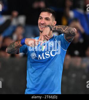 Neapel, Italien. November 2023. Matteo Politano feiert sein Tor beim Spiel der Gruppe C der UEFA Champions League zwischen Neapel und Union Berlin am 8. November 2023 in Neapel. Quelle: Alberto Lingria/Xinhua/Alamy Live News Stockfoto