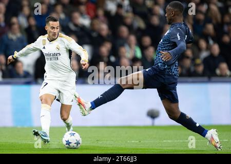 Madrid, Spanien. November 2023. Lucas Vazquez (L) von Real Madrid streitet mit Sikou Niakate aus Braga während des Spiels der UEFA Champions League Gruppe C zwischen Real Madrid und SC Braga am 8. November 2023 in Madrid, Spanien. Quelle: Meng Dingbo/Xinhua/Alamy Live News Stockfoto