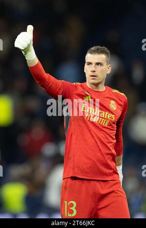 Madrid, Spanien. November 2023. Real Madrids Torhüter Andriy Lunin feiert den Sieg nach dem Spiel der Gruppe C der UEFA Champions League zwischen Real Madrid und SC Braga am 8. November 2023 in Madrid. Quelle: Meng Dingbo/Xinhua/Alamy Live News Stockfoto