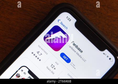 Fanbase-App im App Store auf dem iPhone. Fanbase ist eine abonnementbasierte SNS- und Content-App, mit der Benutzer ihre Inhalte monetarisieren und Einnahmen erzielen können Stockfoto