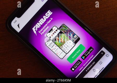 Website der Fanbase auf dem iPhone-Bildschirm. Fanbase ist eine abonnementbasierte SNS- und Content-App, mit der Benutzer ihre Inhalte monetarisieren und Einnahmen erzielen können Stockfoto