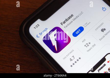 Fanbase-App im App Store auf dem iPhone. Fanbase ist eine abonnementbasierte SNS- und Content-App, mit der Benutzer ihre Inhalte monetarisieren und Einnahmen erzielen können Stockfoto
