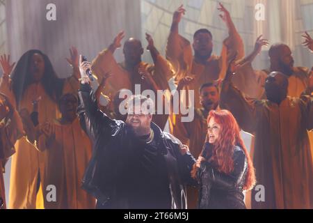 Nashville, Usa. Januar 2023. Jelly Roll tritt mit Wynonna Judd während der 57. Jährlichen CMA Awards in der Bridgestone Arena in Nashville, Tennessee, am Mittwoch, den 8. November 2023 auf. Foto: John Angelillo/UPI Credit: UPI/Alamy Live News Stockfoto