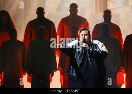 Nashville, Usa. Januar 2023. Jelly Roll tritt am Mittwoch, den 8. November 2023, während der 57. Jährlichen CMA Awards in der Bridgestone Arena in Nashville, Tennessee, auf. Foto: John Angelillo/UPI Credit: UPI/Alamy Live News Stockfoto