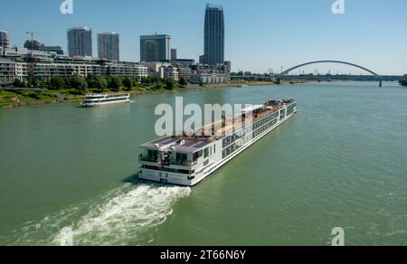 Bratislava, Slowakei - 15. Juli 2023: Kreuzfahrtschiff der Wikinger Embla auf der Donau in der Nähe der Apollo-Brücke in Bratislava. Slowakei. Stockfoto