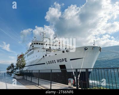 Budva, Montenegro - 17. august 2023: Ein großes Kreuzfahrtschiff liegt vor der Küste vor der Kulisse der Berge. Bildunterschrift: Logos Hope Stockfoto