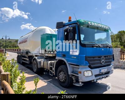 Budva, Montenegro - 05. august 2023: Großer Futtermitteltransporter steht in der Nähe eines Zauns an der Straße Stockfoto