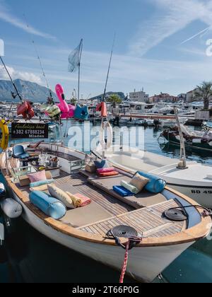 Budva, Montenegro - 17. august 2023: Ausflugsboot mit bunten Kissen, Matratzen und Handtüchern an Bord Stockfoto