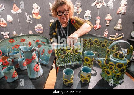 Vancouver, Kanada. November 2023. Eine Verkäuferin stellt ihre Keramikprodukte am 8. November 2023 auf dem Circle Craft Holiday Market in Vancouver, British Columbia, Kanada, vor. Quelle: Liang Sen/Xinhua/Alamy Live News Stockfoto