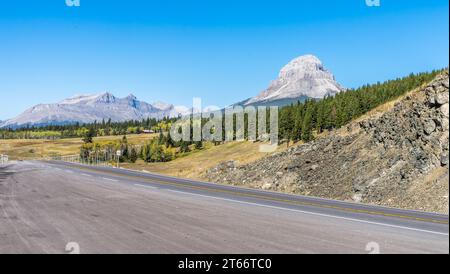 Kanadische Rockes Highway Landschaft mit Crowsnest Mountain und Mount Tecumsehon Hintergrund in der frühen Herbstsaison Stockfoto