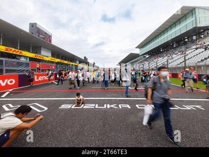 Suzuka Grand Prix Circuit, 9. November 2023: Fans gehen während des Formel-1-Grand-Prix von Japan 2023 auf der Hauptgeraden. Stockfoto