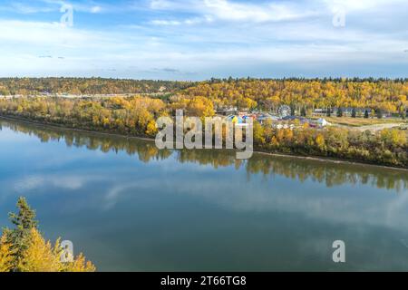 Blick auf den Fort Edmonton Park in der Herbstsaison mit seinen Blättern und dem Wasser des himmlischen Reflectioinin-Flusses Stockfoto