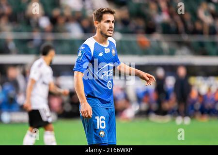 Warschau, Polen. Oktober 2023. Matthew Guillaumier von Stal wurde während des Polnischen PKO Ekstraklasa League-Spiels zwischen Legia Warszawa und PGE FKS Stal Mielec im Marschall Jozef Pilsudski Legia Warschau Municipal Stadium gesehen. Endergebnis; Legia Warszawa 1:3 PGE FKS Stal Mielec. Quelle: SOPA Images Limited/Alamy Live News Stockfoto