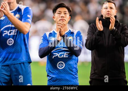 Warschau, Polen. Oktober 2023. Koki Hinokio of Stal applaudiert während des Polnischen PKO Ekstraklasa League-Spiels zwischen Legia Warszawa und PGE FKS Stal Mielec im Marschall Jozef Pilsudski Legia Warschau Municipal Stadium. Endergebnis; Legia Warszawa 1:3 PGE FKS Stal Mielec. Quelle: SOPA Images Limited/Alamy Live News Stockfoto