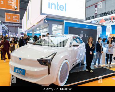 SHANGHAI, CHINA - 6. NOVEMBER 2023 - Besucher sehen ein Smart Car, das von intel im Ausstellungsbereich für technische Ausrüstung des 6. China Internat ausgestellt wird Stockfoto