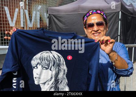 Buenos Aires, Argentinien. November 2023. Fans der US-Sängerin Taylor Swift warten vor dem Stadion des FC Club River Plate, wo Swift am 9. November ihren ersten Auftritt in Argentinien feiert. Quelle: Fernando Gens/dpa/Alamy Live News Stockfoto