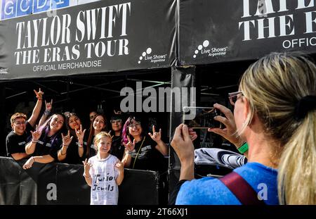 Buenos Aires, Argentinien. November 2023. Fans der US-Sängerin Taylor Swift warten vor dem Stadion des FC Club River Plate, wo Swift am 9. November ihren ersten Auftritt in Argentinien feiert. Quelle: Fernando Gens/dpa/Alamy Live News Stockfoto