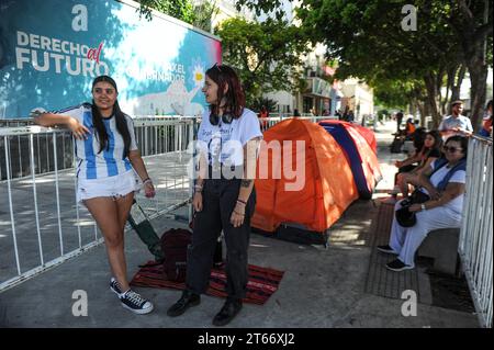 Buenos Aires, Argentinien. November 2023. Fans der US-Sängerin Taylor Swift warten vor dem Stadion des FC Club River Plate, wo Swift am 9. November ihren ersten Auftritt in Argentinien feiert. Quelle: Fernando Gens/dpa/Alamy Live News Stockfoto